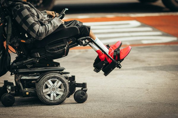 Comment devenir un spécialiste en réadaptation de logements pour l'accessibilité des personnes handicapées?